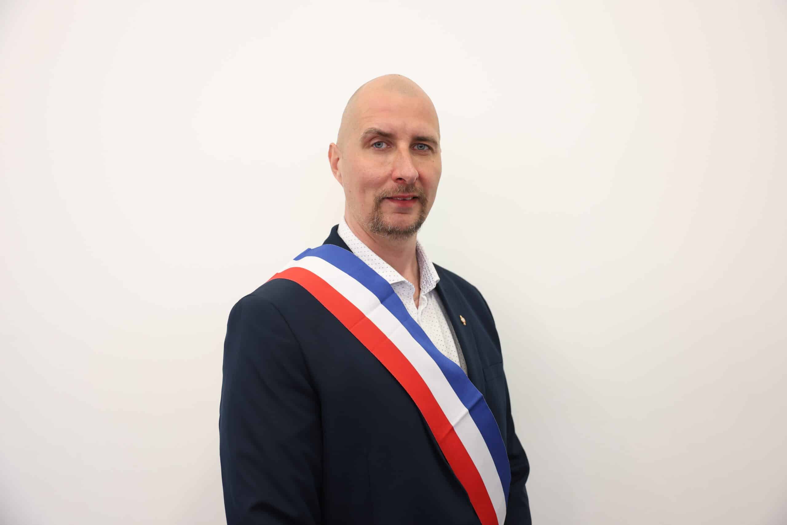 4. Boris Deguisne écharpe